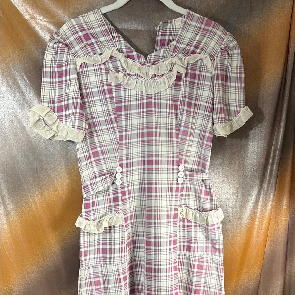 Vintage Plaid cotton house dress 34” chest with Ruffle Details E1 some damage‎